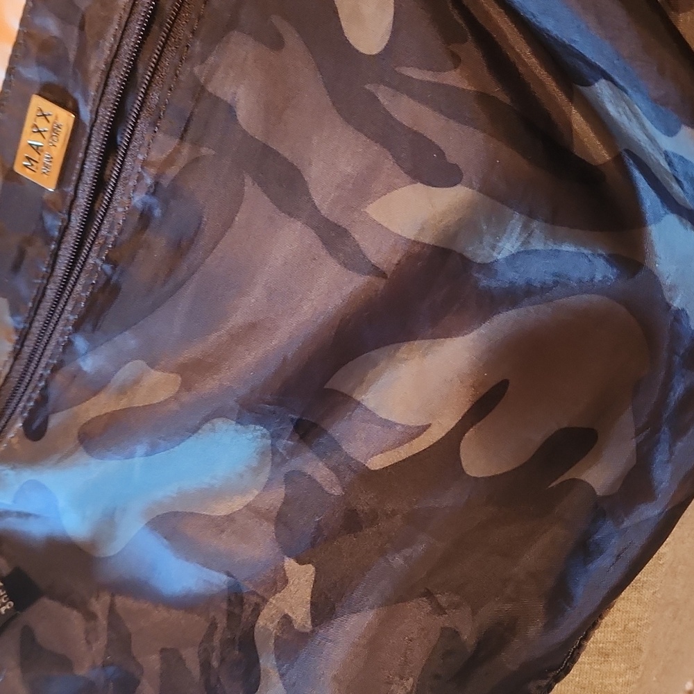 MAXX New York Cream Shoulder Bag - Picture 8 of 14